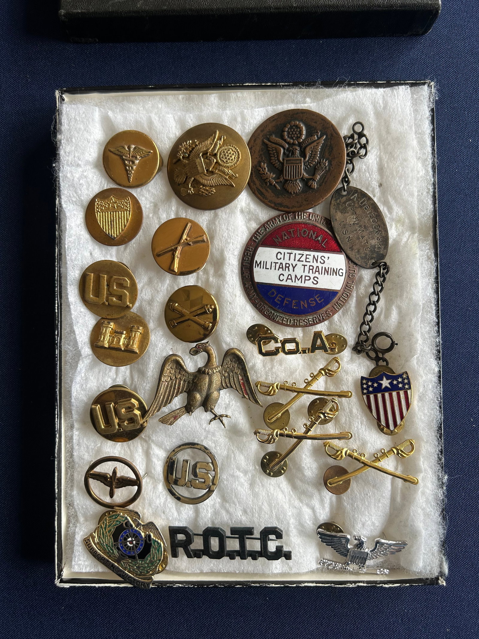 U.S MILITARY INSIGNIA & COLLAR DISC LOT (1 of 1)