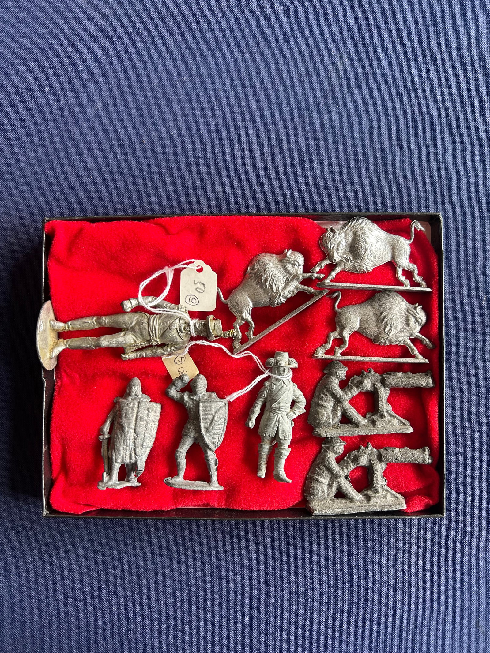 VINTAGE LEAD TOY SOLDIERS AND BUFFALO LOT (1 of 1)