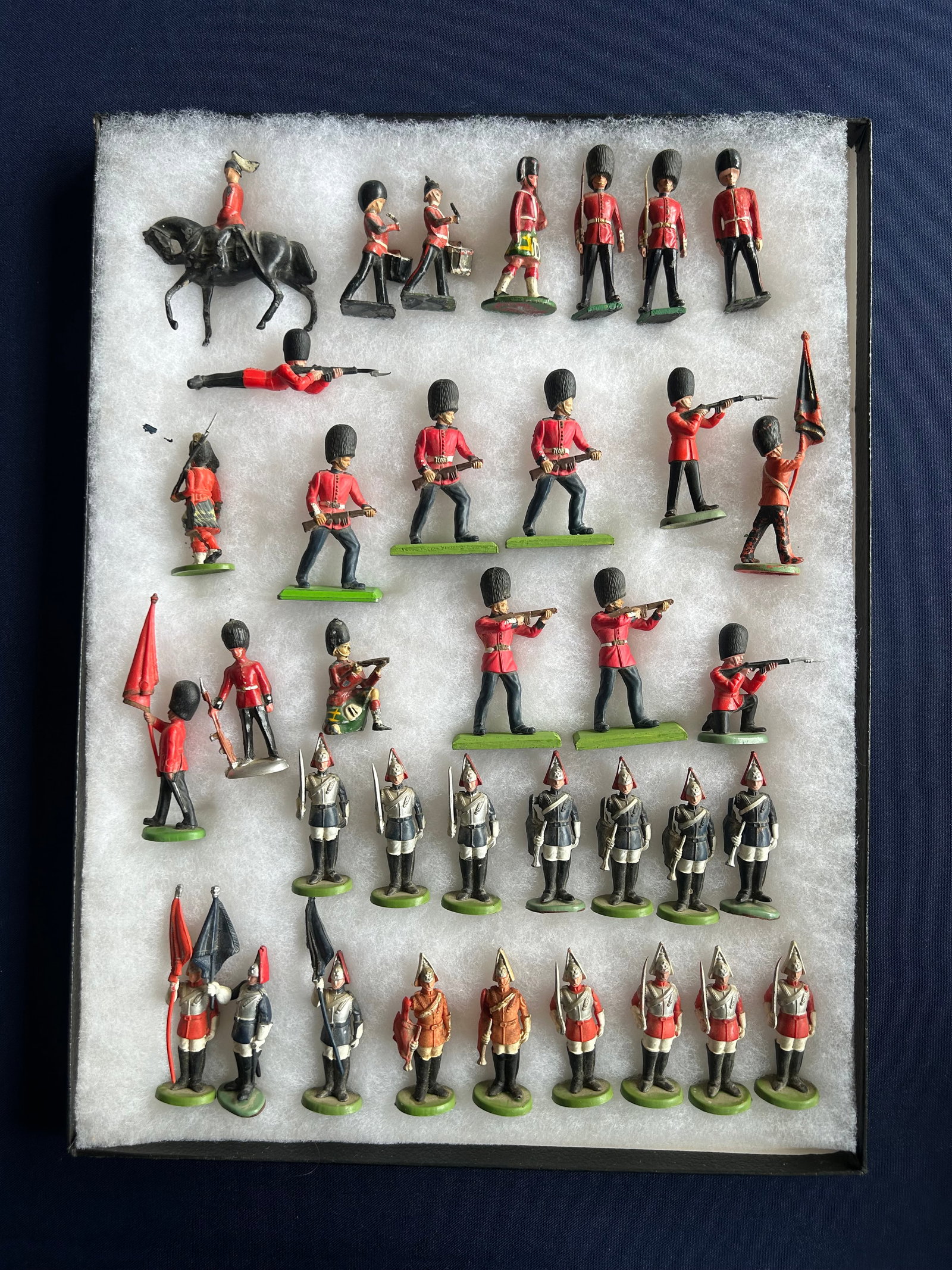 36pc BRITAINS & METAL TOY SOLDIER LOT (1 of 3)