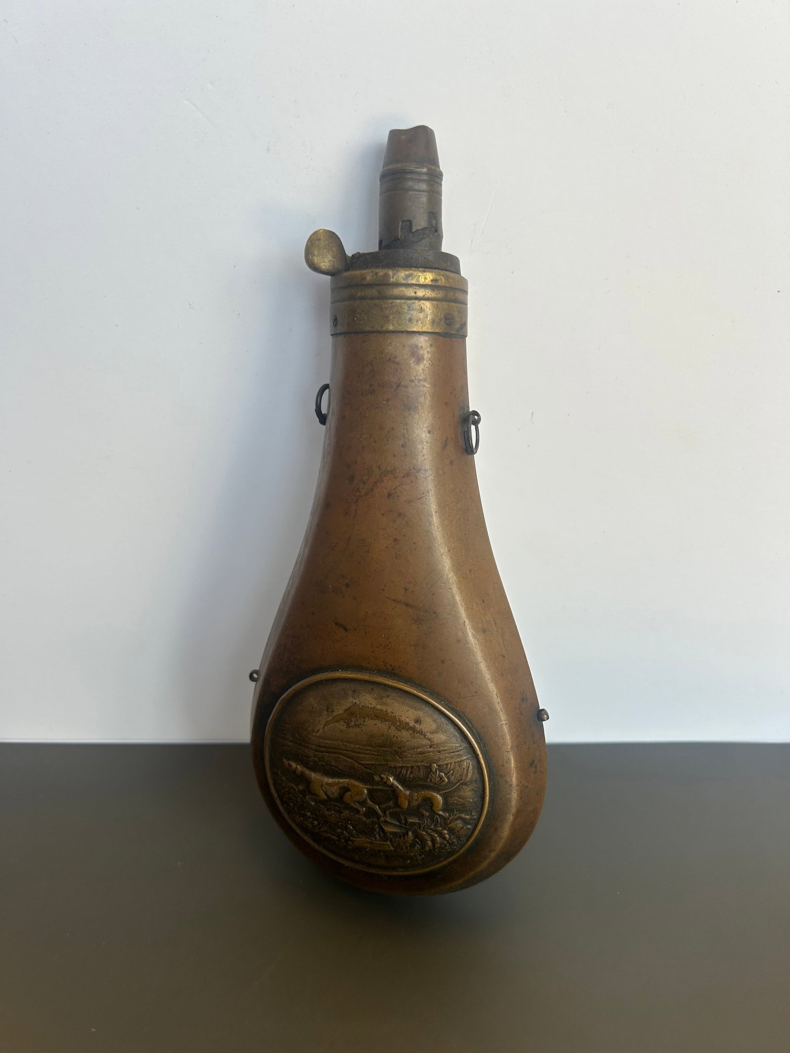DIXON & SONS HUNTING DOG POWDER FLASK (1 of 3)
