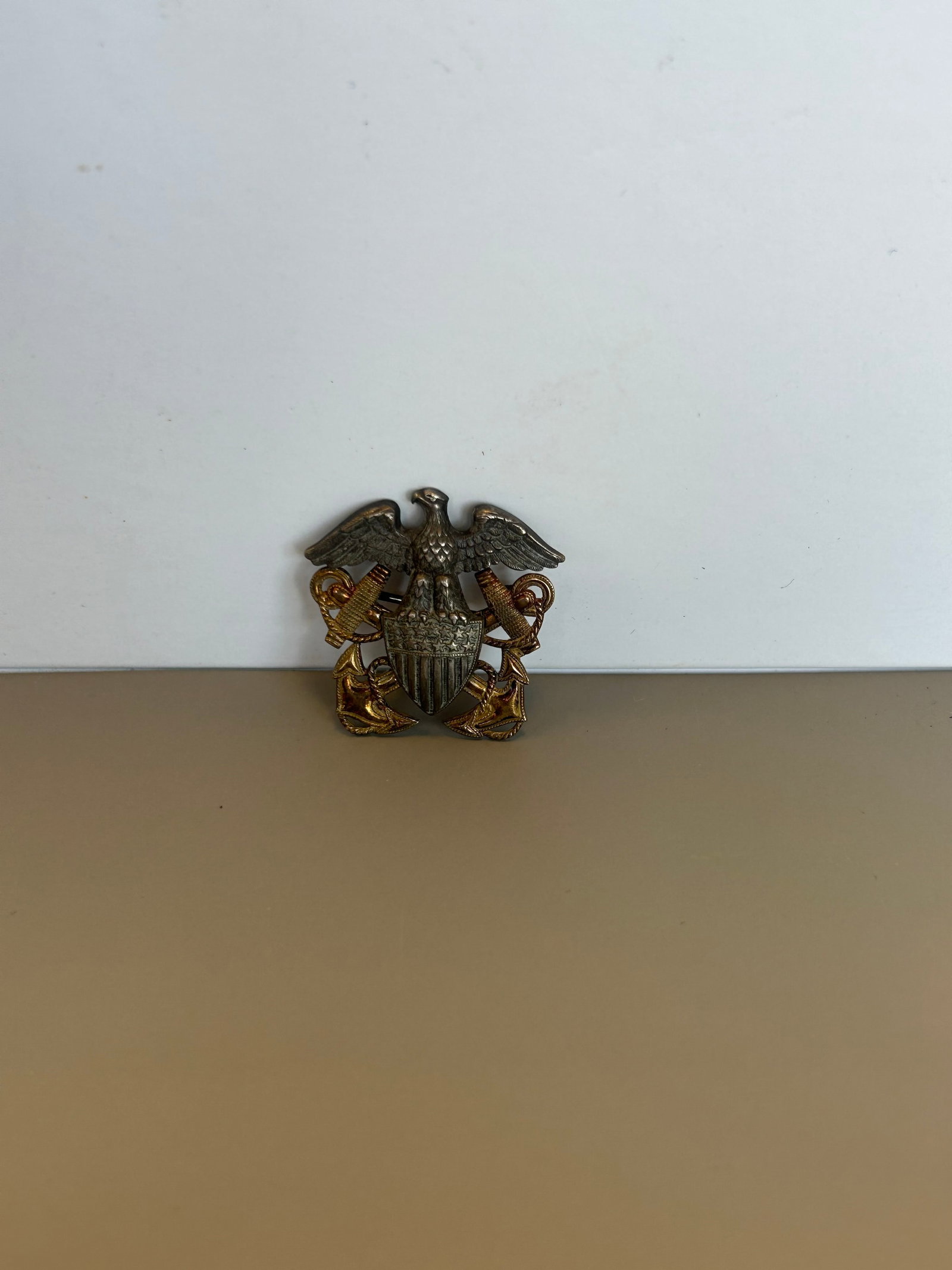 UNITED STATES NAVY OFFICERS CAP BADGE (1 of 2)