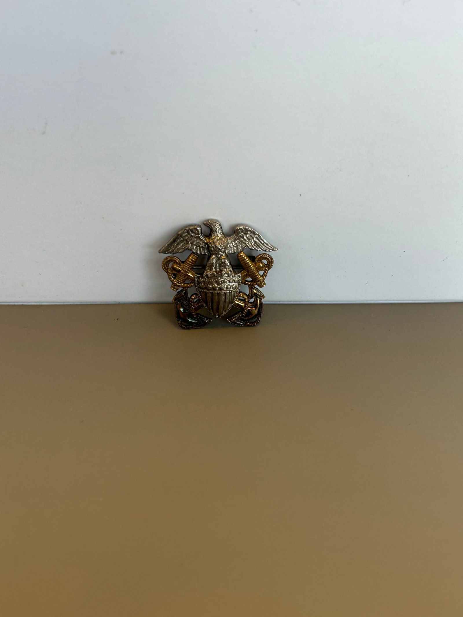 US NAVY OFFICERS CAP BADGE (1 of 2)