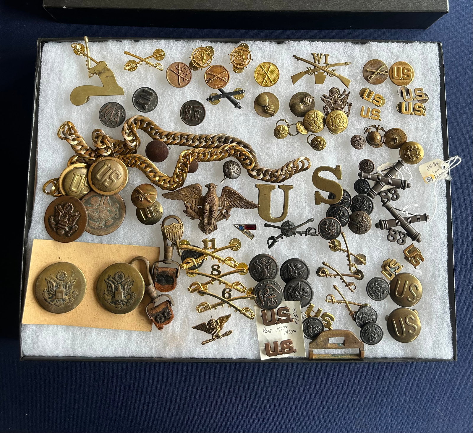 LARGE LOT U.S. MILITARY INSIGNIA BUTTONS, PINS,ETC (1 of 3)