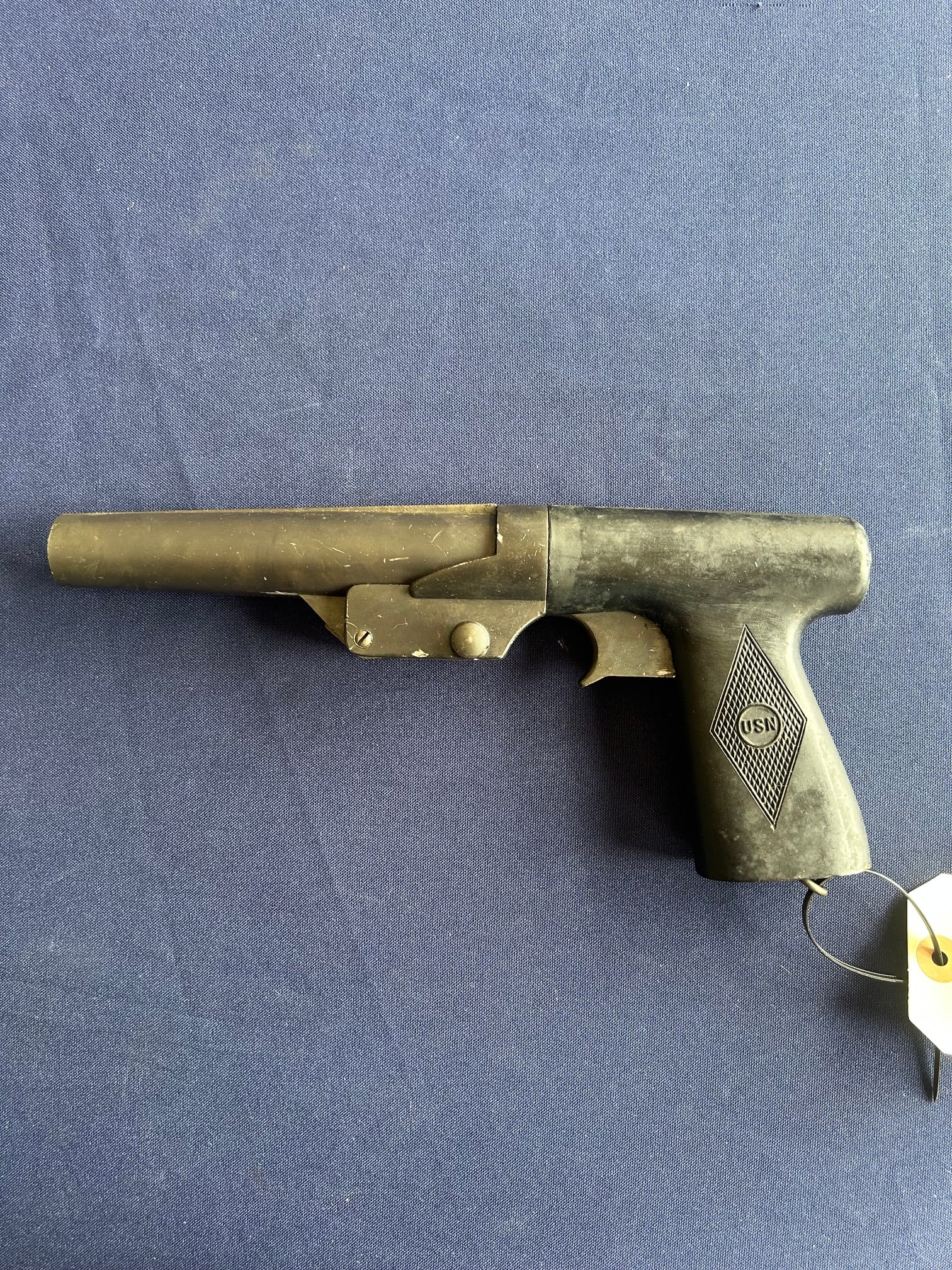 U.S. NAVY SIGNAL PISTOL MARK 5, R.F SEDGLEY (1 of 3)