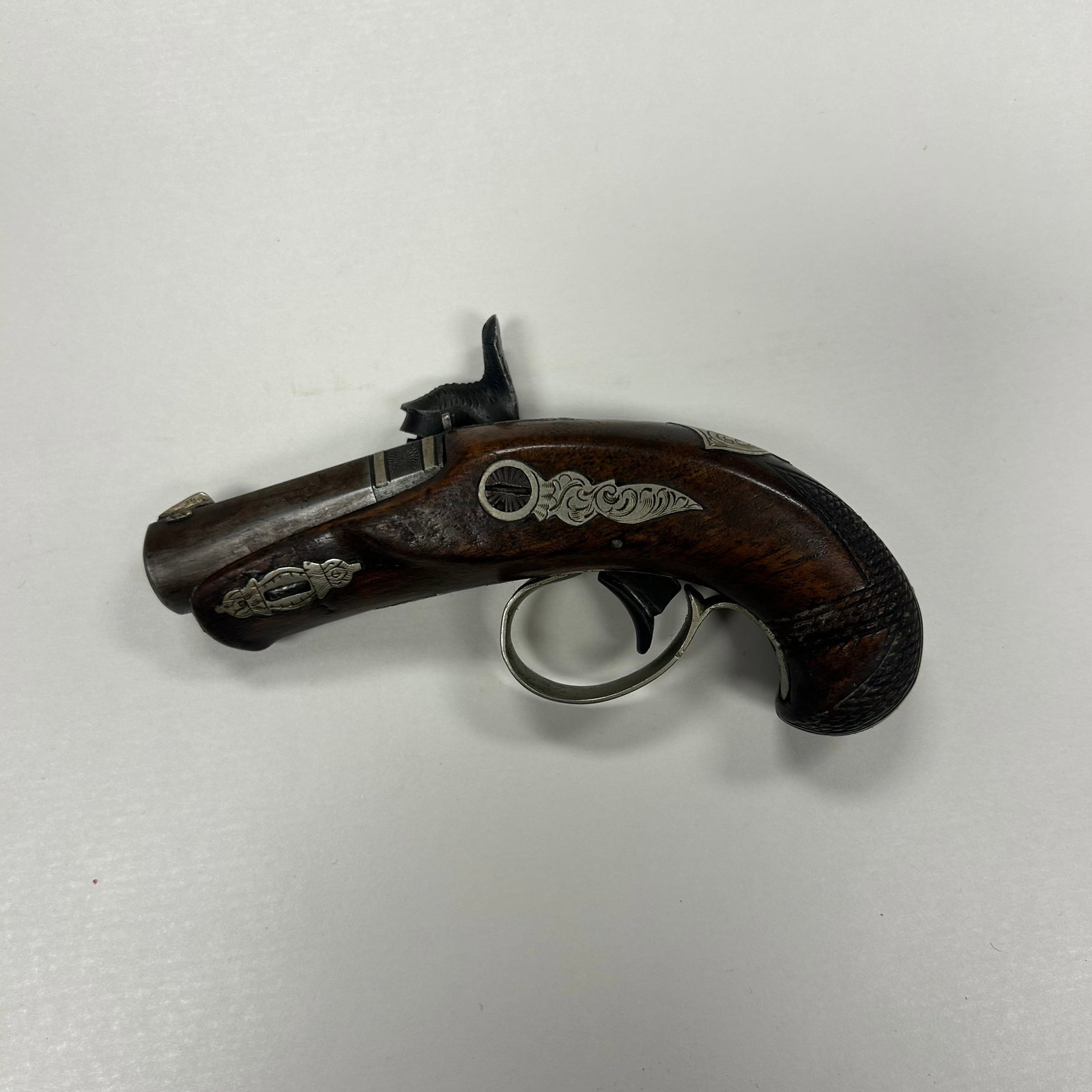 HENRY DERINGER PHILADELPHIA PERCUSSION PISTOL: FINE MID 19th CENTURY HENRY DERINGER PHILADELPHIA PERCUSSION POCKET PISTOL, CIRCA 1850 - 1870, APPROXIMATELY .41 CALIBER. FEATURES AN OCTAGONAL BARREL, CHECKERED WALNUT GRIP, FINELY ENGRAVED LOCK AND 