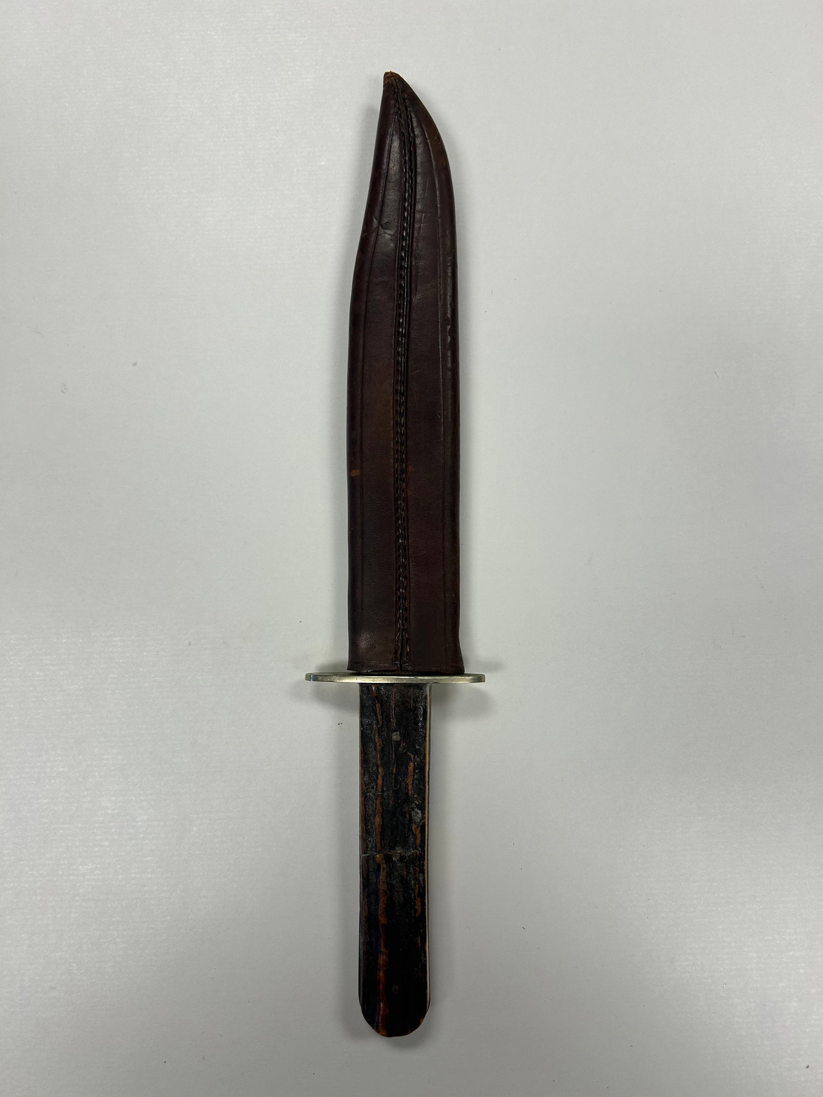 JOSEPH ALLEN & SONS NON XLL SHEFFIELD BOWIE KNIFE: CIRCA 1900 JOSEPH ALLEN & SONS SHEFFIELD BOWIE KNIFE WITH 8 INCH CLIP POINT BLADE, BODLY MARKED NON XXL AND JOSEPH ALLEN & SONS / SHEFFIELD / ENGLAND. FEATURES STAG HANDLE, METAL GUARD AND FITTED LEAT