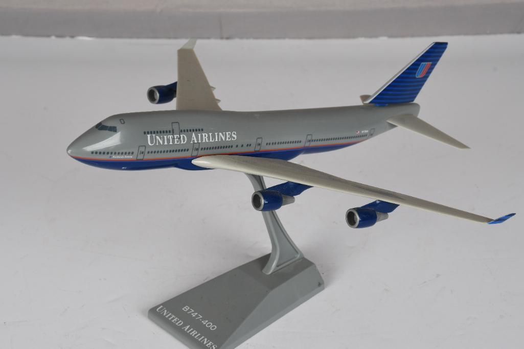 Boeing B747-400 United Airlines Plastic Airliner Model (1 of 4)