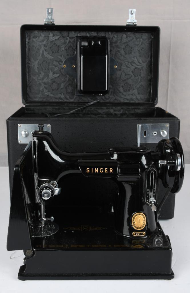 Singer Featherweight Model 221 Portable Sewing Machine (1 of 7)