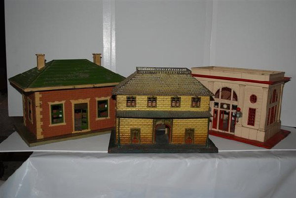 Lionel Train Station, other Train Station and oth: Lionel Train Station, other Train Station and other building, metal, 9x14x10 inches or less,