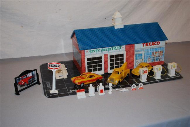 Wolverine Toy Texaco (new logo) Gas Station with a: Wolverine Toy Texaco (new logo) Gas Station with accessories, metal building and driveway,