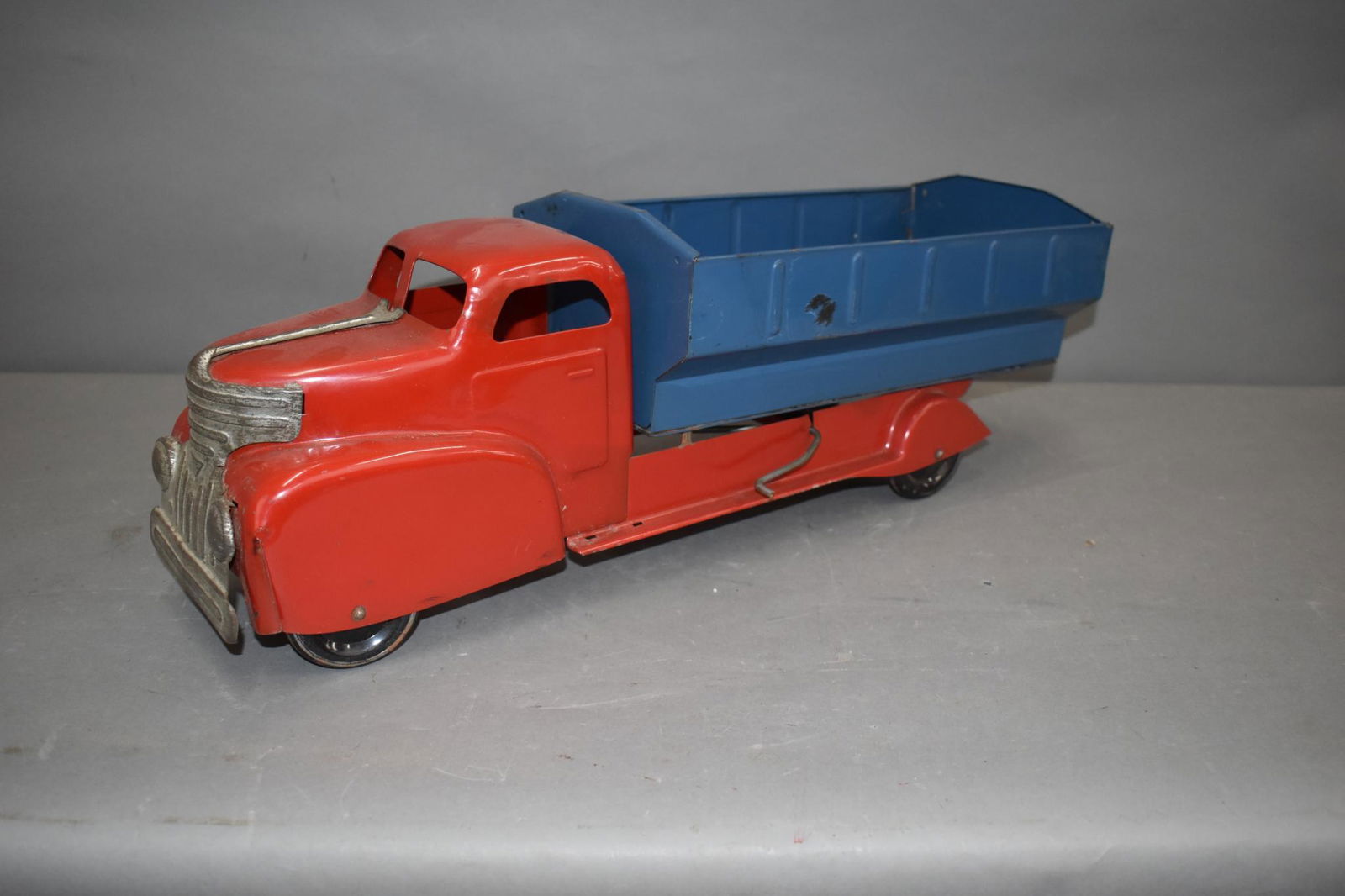 Marx Art Deco Press Steel Dump Truck (1 of 6)
