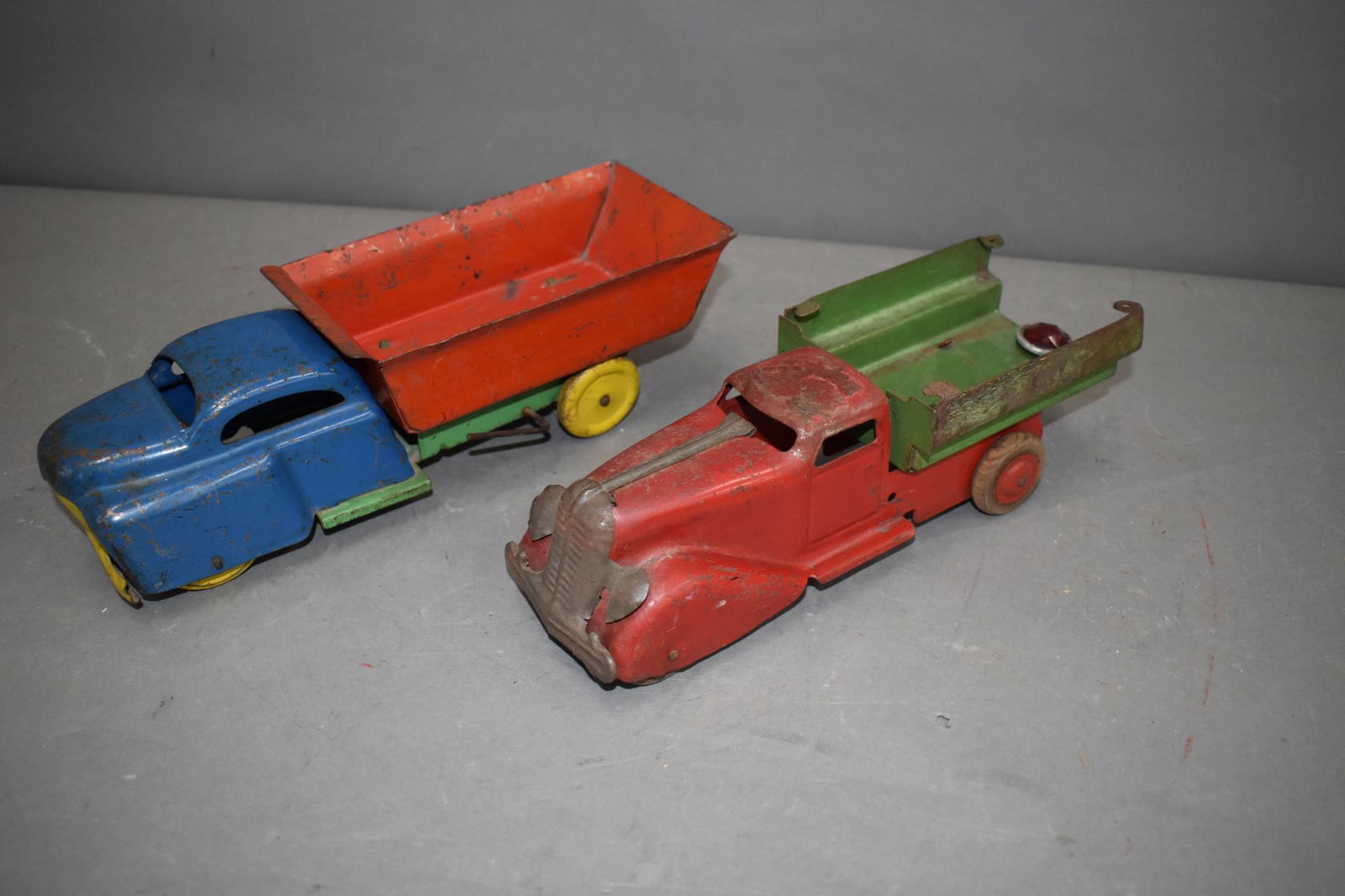 2-Wyandotte Art Deco Press Steel Stake Trucks (1 of 5)