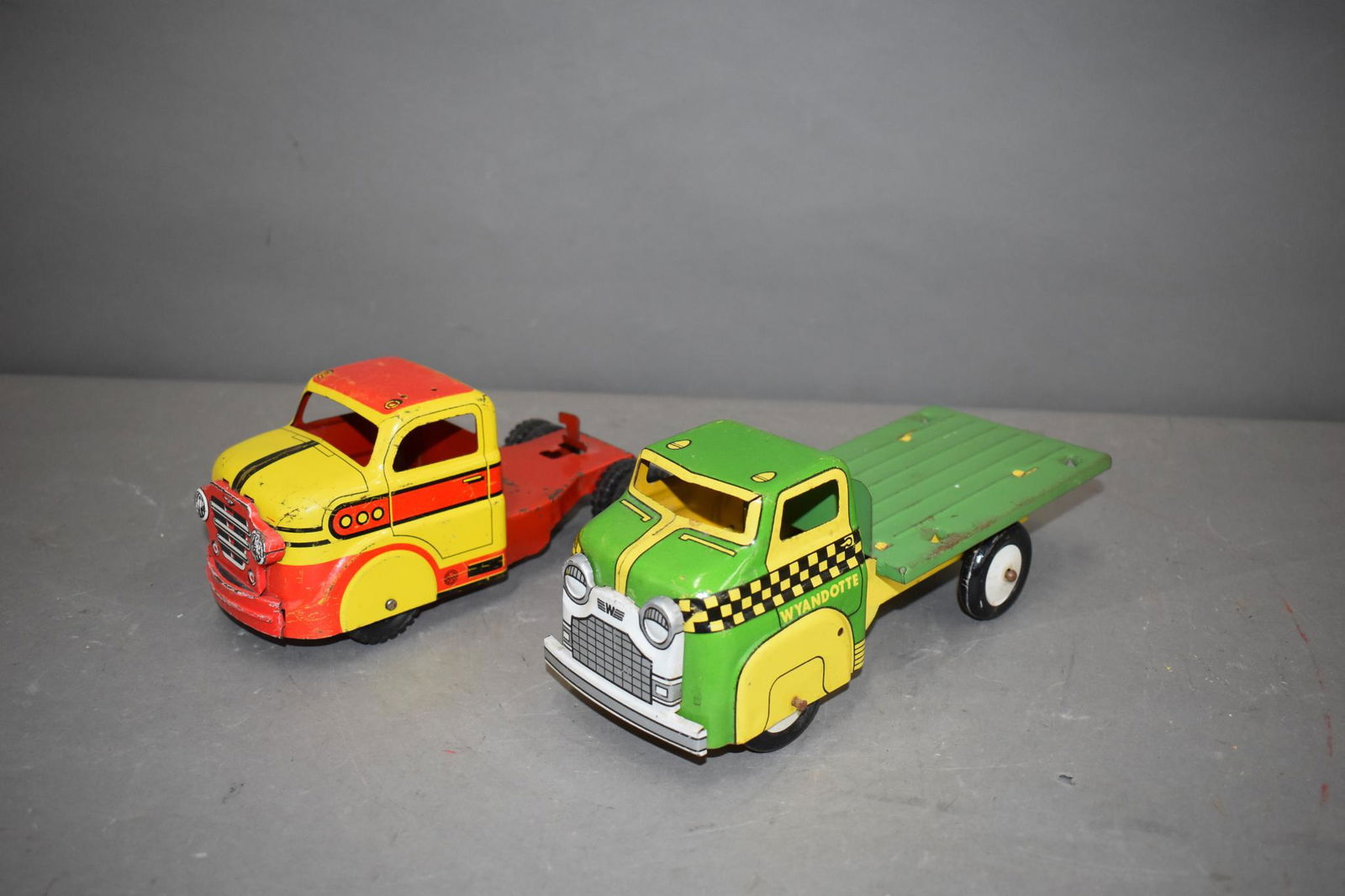 Wyandotte & Marx Tin Litho Trucks (1 of 5)