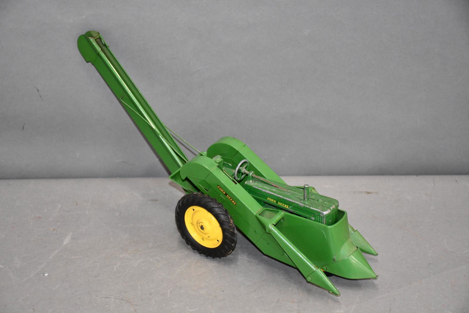 Ertl John Deere Model 60 w/Mounted Corn Picker (1 of 7)