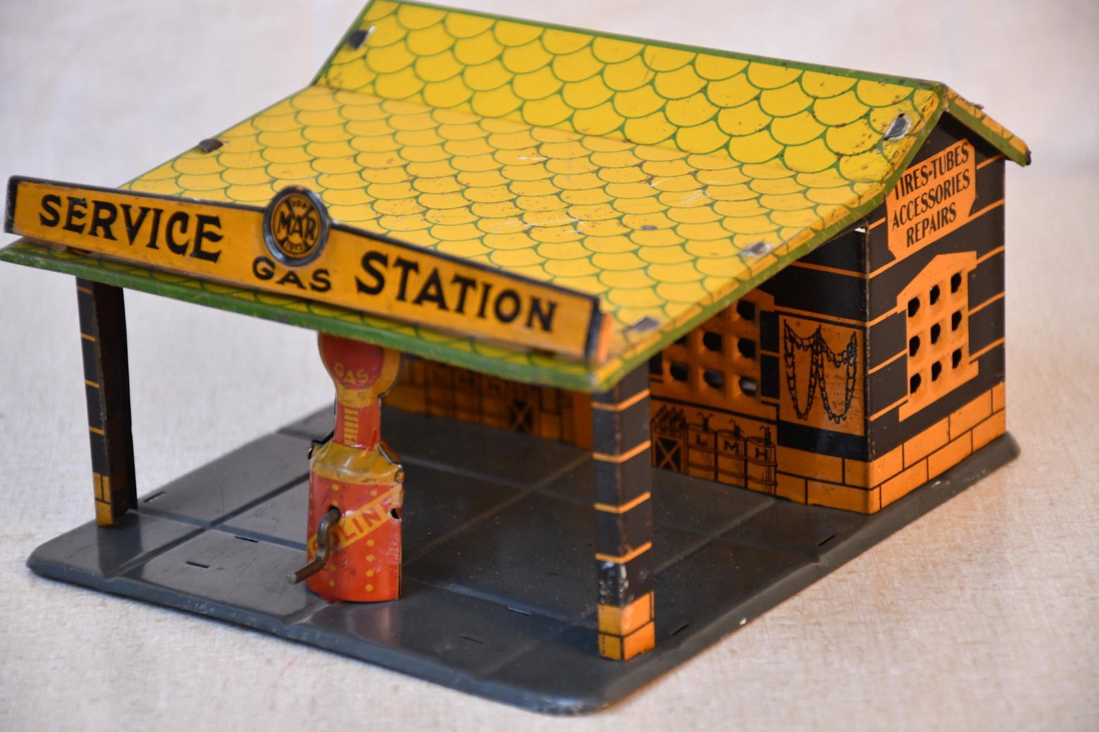 Marx Tin Litho Service Gas Station w/Pump (1 of 5)