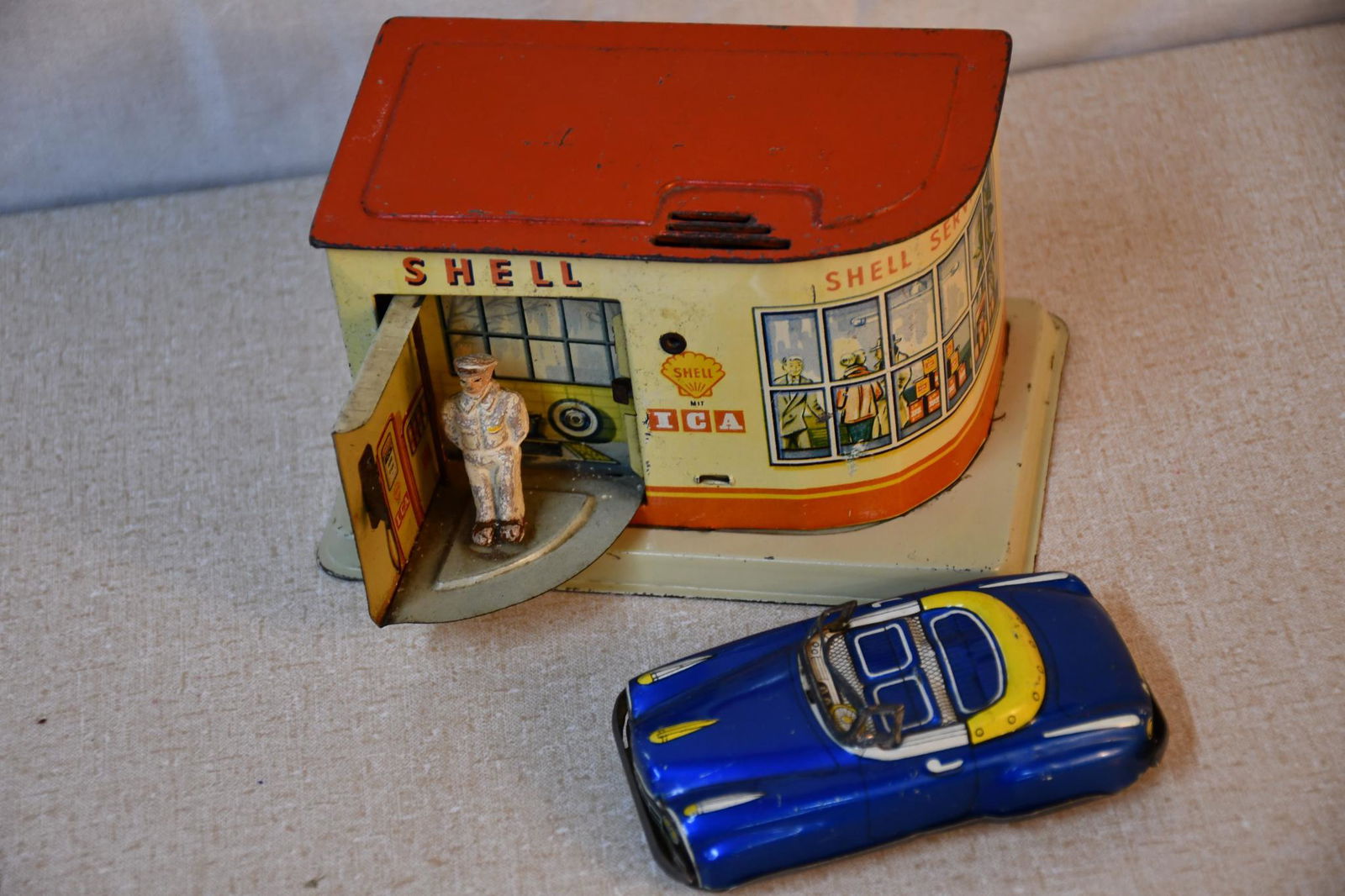 Shell Service Station Tin-Litho w/Car (1 of 4)