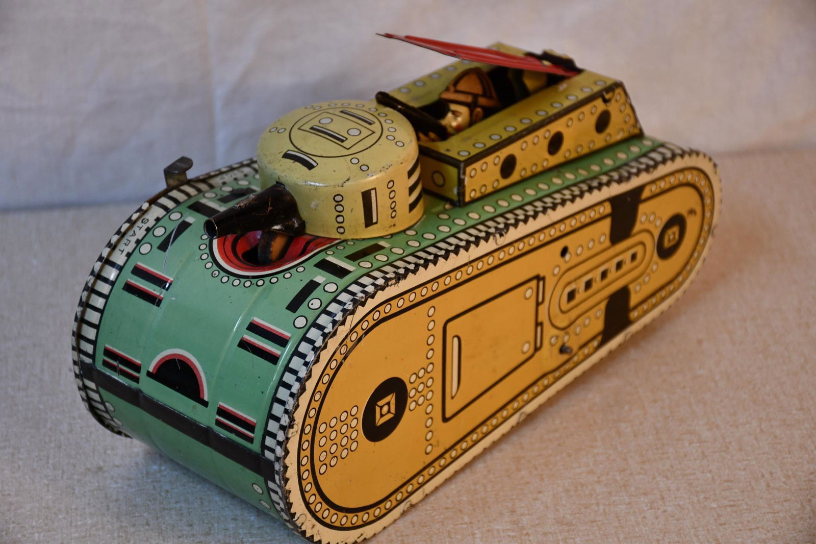 Marx Tin-Litho Windup Tank (1 of 5)