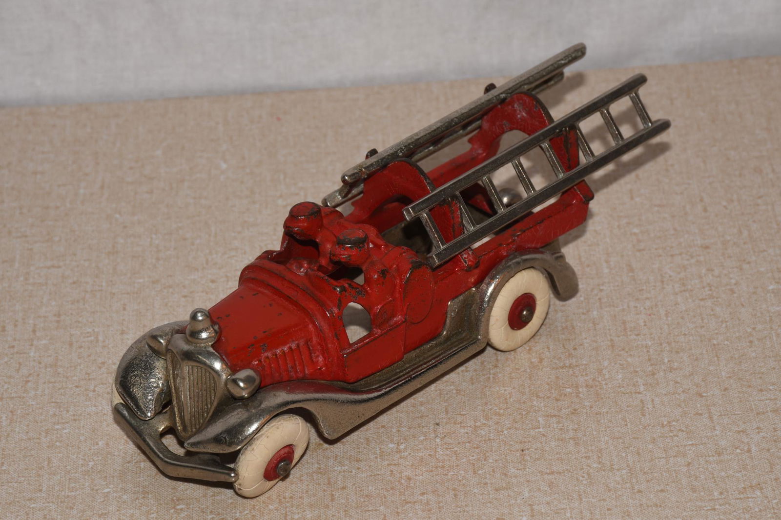 Hubley? Cast Iron Fire Engine Ladder Truck (1 of 3)