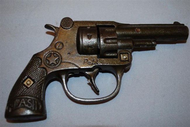 Flash Cap Gun by Hubley, cast iron, 6.5 inches lon: Flash Cap Gun by Hubley, cast iron, 6.5 inches long,