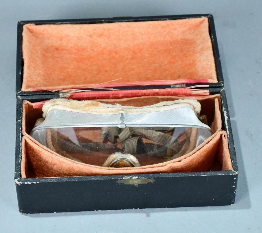Rayonante Goggle in the Box: rated 9, 4"x7"x3", the box is in good condition with wear, goggles are in very good condition.