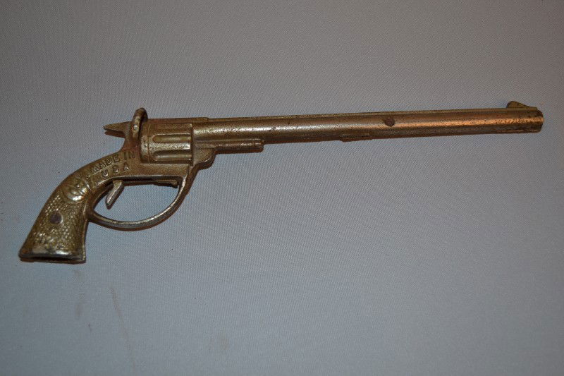 Kilgore "Long Tom" cap gun, rated 6,9, cast iron,: Kilgore "Long Tom" cap gun, rated 6,9, cast iron, 11 inches long,