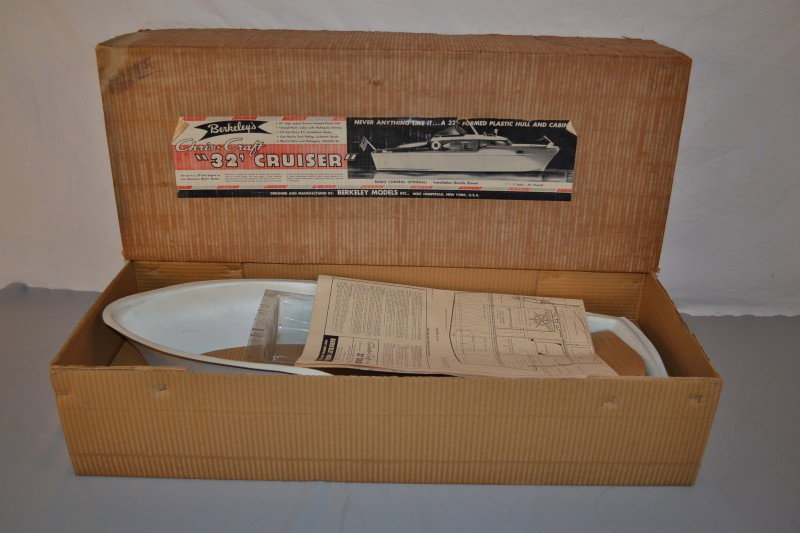 Berkeley's Chris Craft 32 inch Cruiser, model kit : Berkeley's Chris Craft 32 inch Cruiser, model kit never assemble, 1"=1' scale,