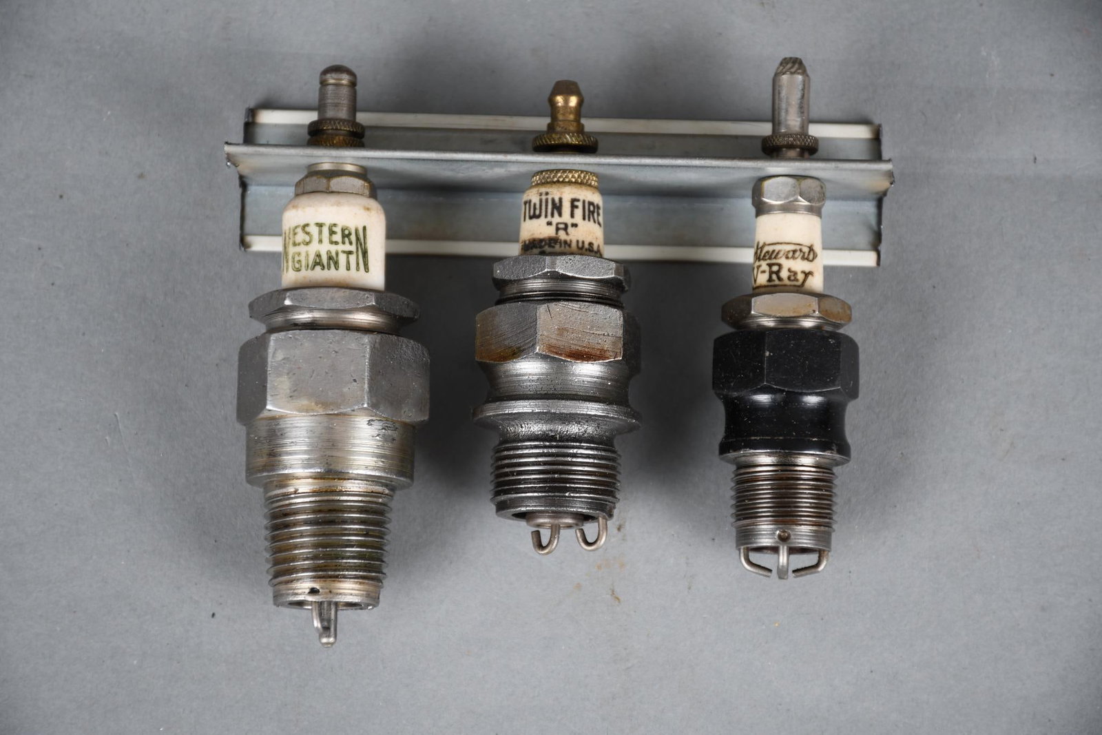 3-Spark Plugs Western Giant, Twin Fire, V-Ray: 4"T., or less