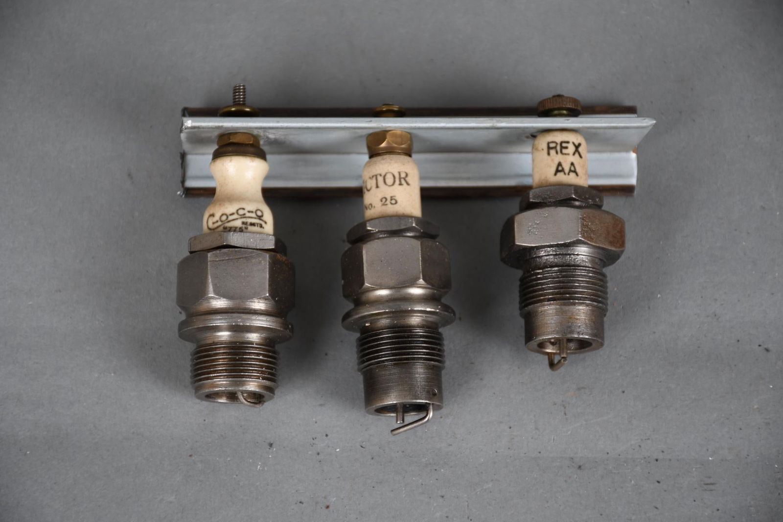 3-Spark Plugs Coco, Victor, Rex AA (1 of 4)