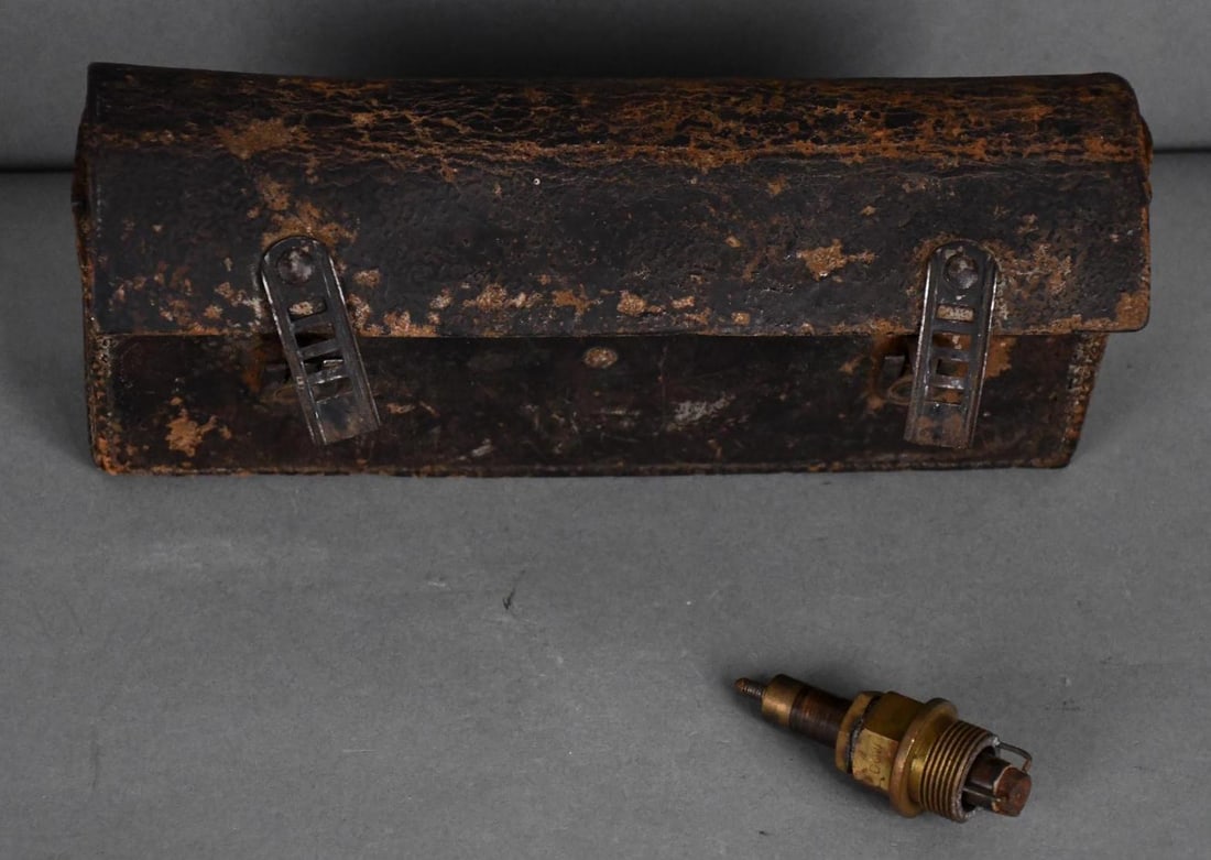 6-Dow Spark Plugs in Leather & Wood Case: 4"x10"x2.5", leather case has wear, full of plugs.