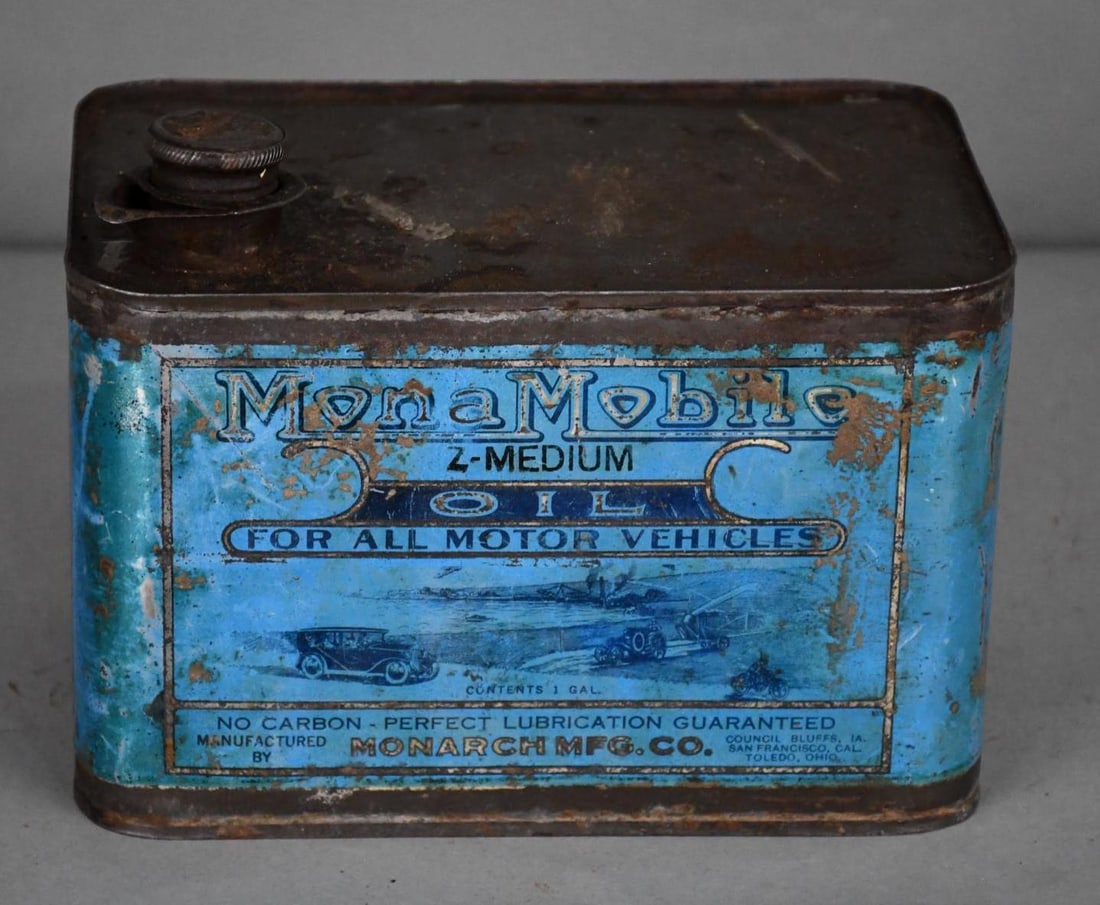 Mona Mobile Oil w/Graphics One-Gallon Squatty Metal Can: rated 6.75, the one gallon squatty metal can, has wear, fine scratches and scuffs, is empty, has no handle.