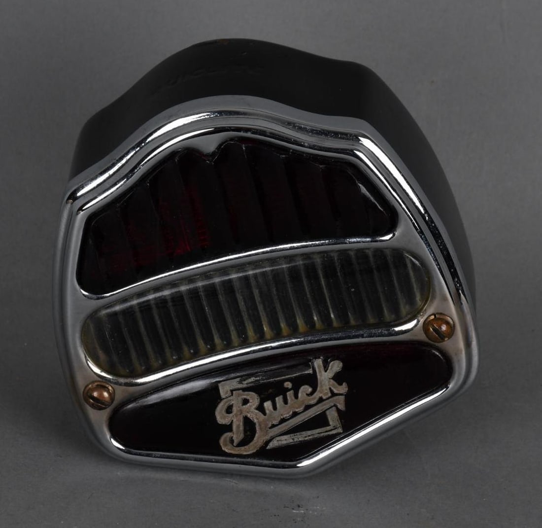 Buick Stop Light w/Logo: rated 8.75, 4,5"x4.5"x4", in good condition