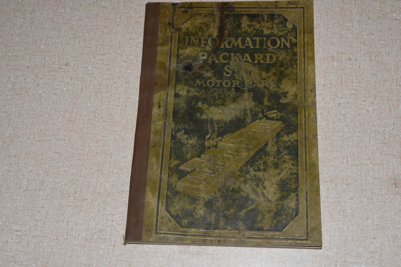 1927 Packard Six 426-433 Owners Information Manual: 8.5"x6", the glue bound manual, cover has heavy wear, inside has minor soiling.