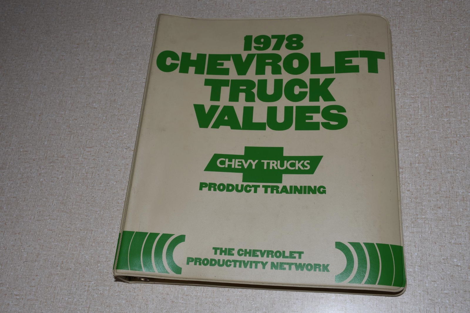 1978 Chevrolet Truck Dealer Salesmen Product Training Portfolio Data Pickup Van: 11"x10", the three ring binder is in good condition.