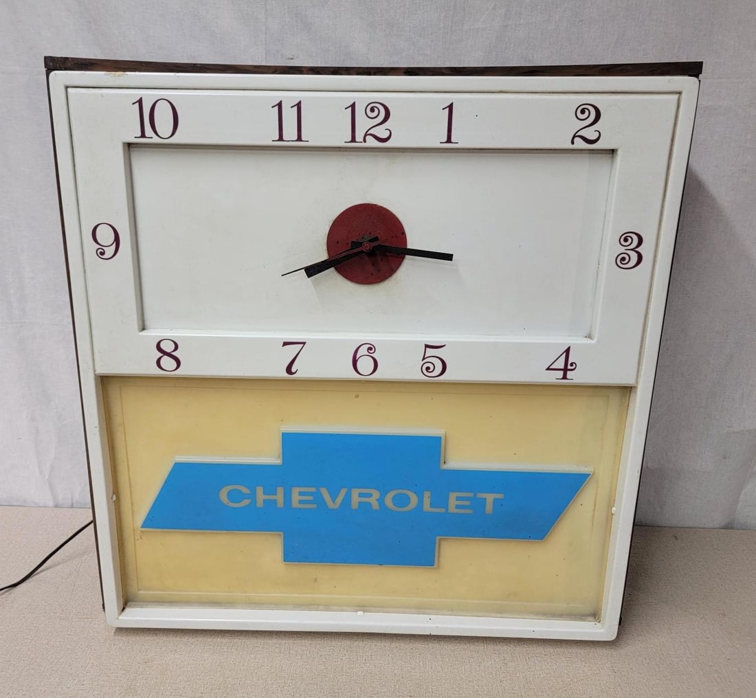1950's Chevorlet w/Bowtie Logo Plastic Lighted Clock (1 of 5)