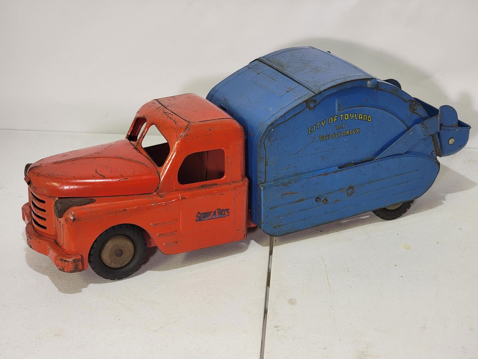 Structo No. 7 Utility Truck (garage) (1 of 5)