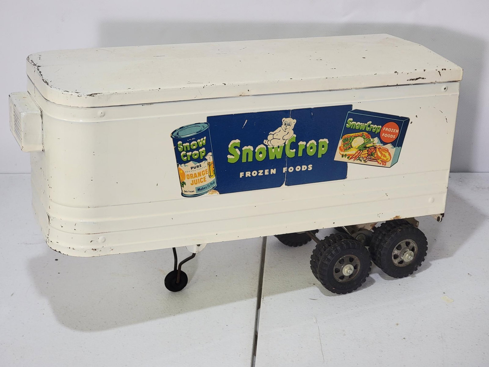 Buckeye Toys Snow Crop Frozen Foods Referrer Trailer: rated 8, 16.5"L, the press steel trailer has good color and shine, has wear.