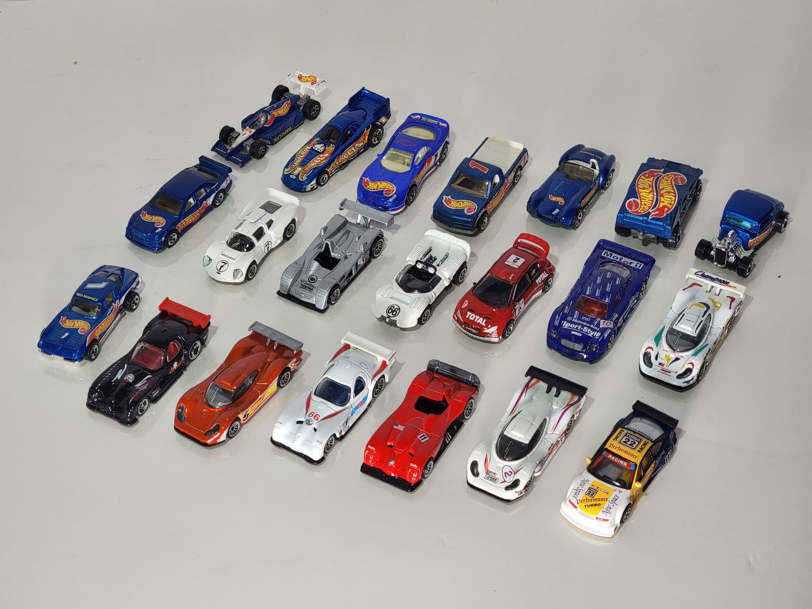 21-Hot Wheels Race Team Cars: all rated 9+, all in good condition, comes in carrying case.