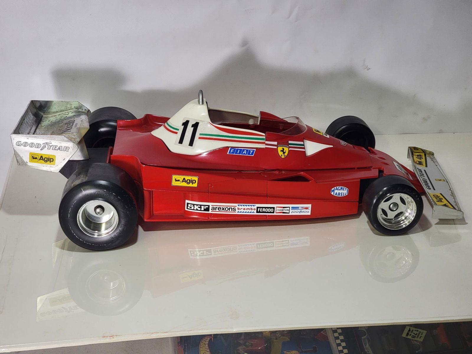 Nucello Liqueur Ferrari Fiat Formal 1 Race Car Decanter (1 of 6)