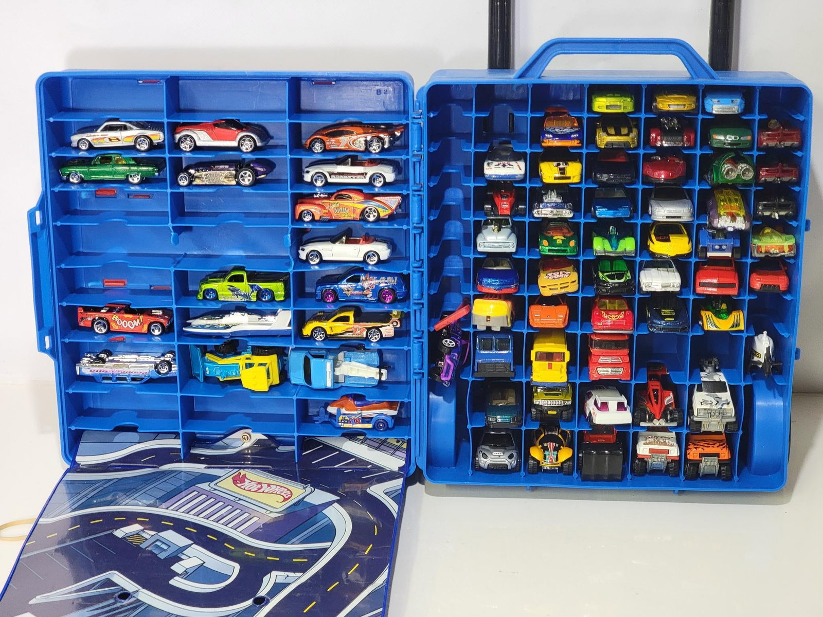 60-Hot Wheels Vehicles w/Hard Case Carrier: rated 9, in hard case carrier with handle.