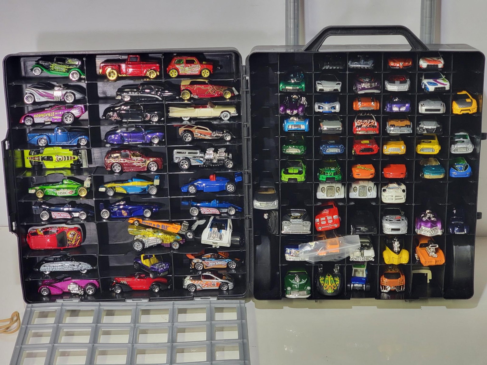 75-Hot Wheels Vehicles w/Hard Case Carrier: rated 9, comes with a hard case carrier with handle and wheels