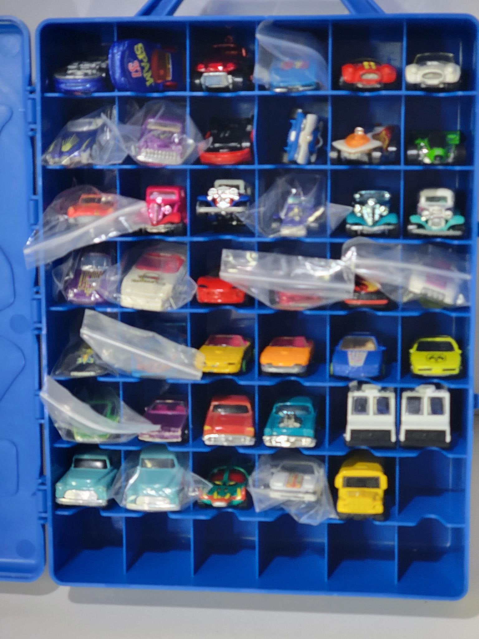 40-Hot Wheels w/Hard Case Carrier (1 of 5)