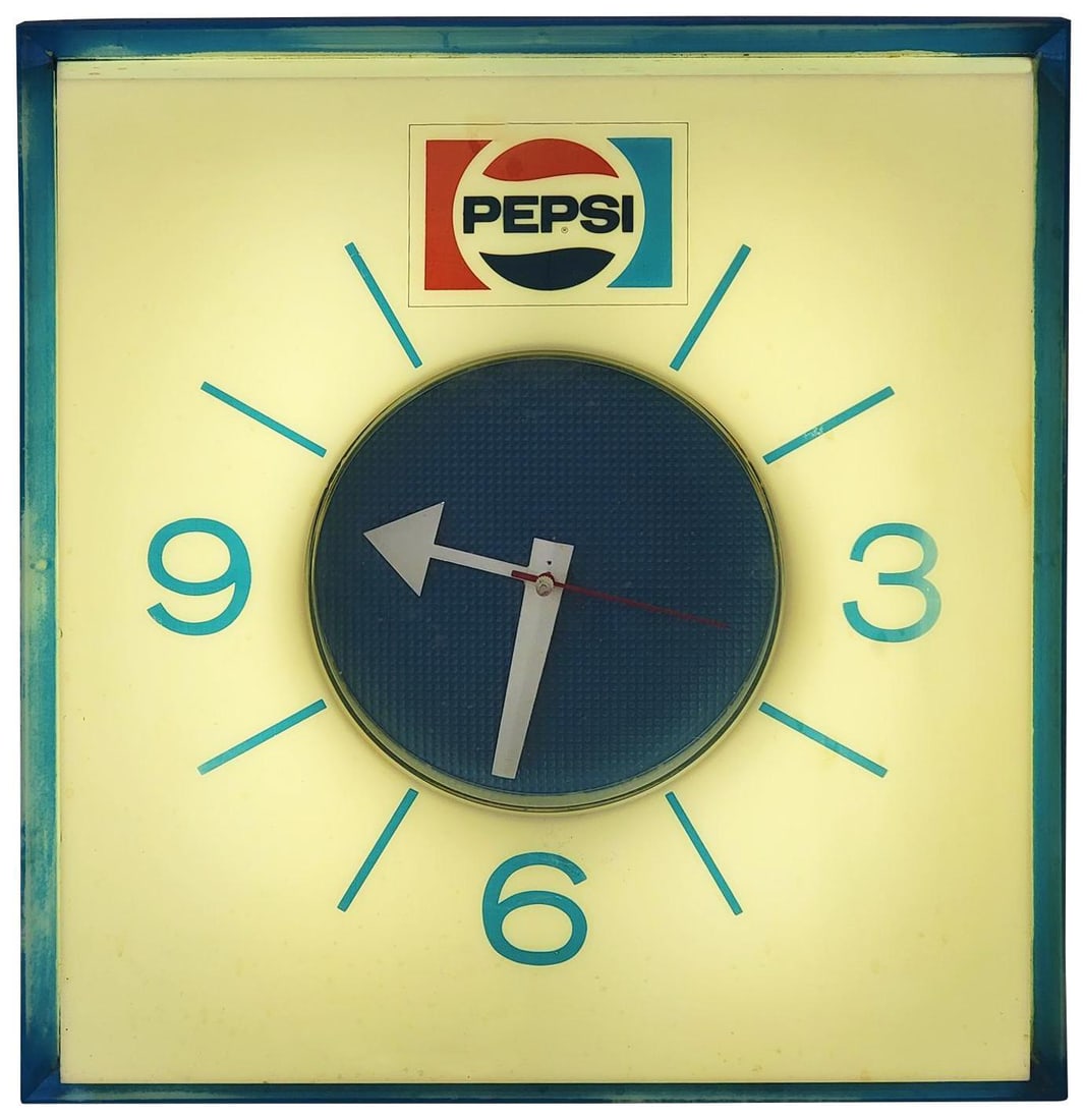 Pepsi w/Logo Plastic Lighted Clock (1 of 5)