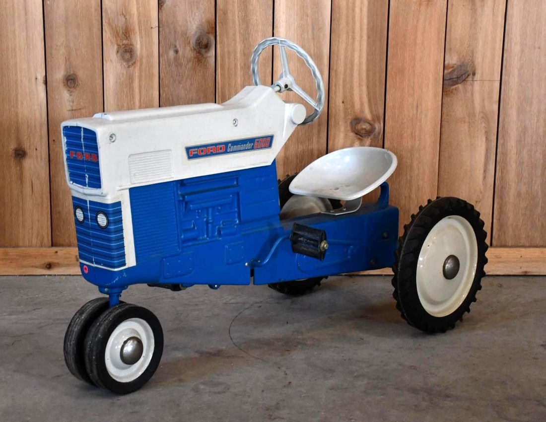 Ford Commander 6000 Diesel Pedal Tractor by ERTL (1 of 11)