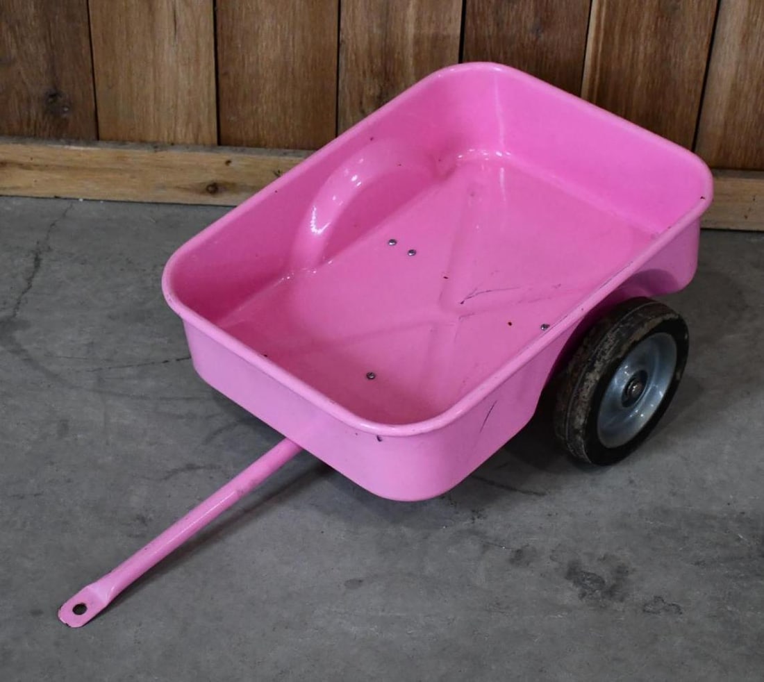 IH “Pink?? Pedal Tractor Wagon (1 of 3)
