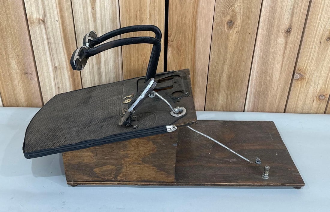 Fulton Counter-Top Point of Sale Automobile Pedal Display (1 of 3)