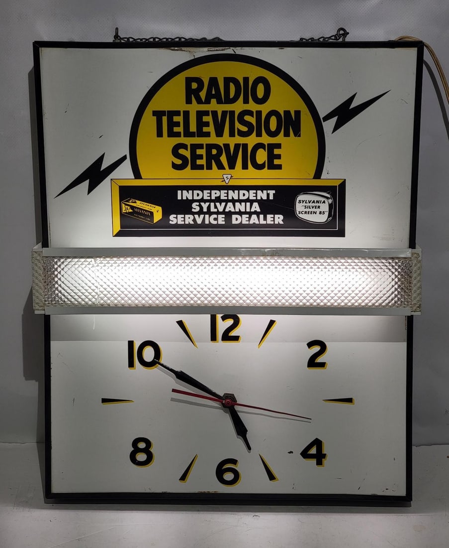 Independent Sylvania Service Dealer Radio Television Service Lighted Clock (1 of 4)