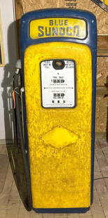 Martin & Schwartz Model #80 Computing Gas Pump: Old repaint, 63&#34;T., the metal is straight, has staining, has it&#39;s pump and name plate, has Blue Sunoco ad glass top, has black hose and nozzle. This Lot must be picked up in Tidioute, PA on Se