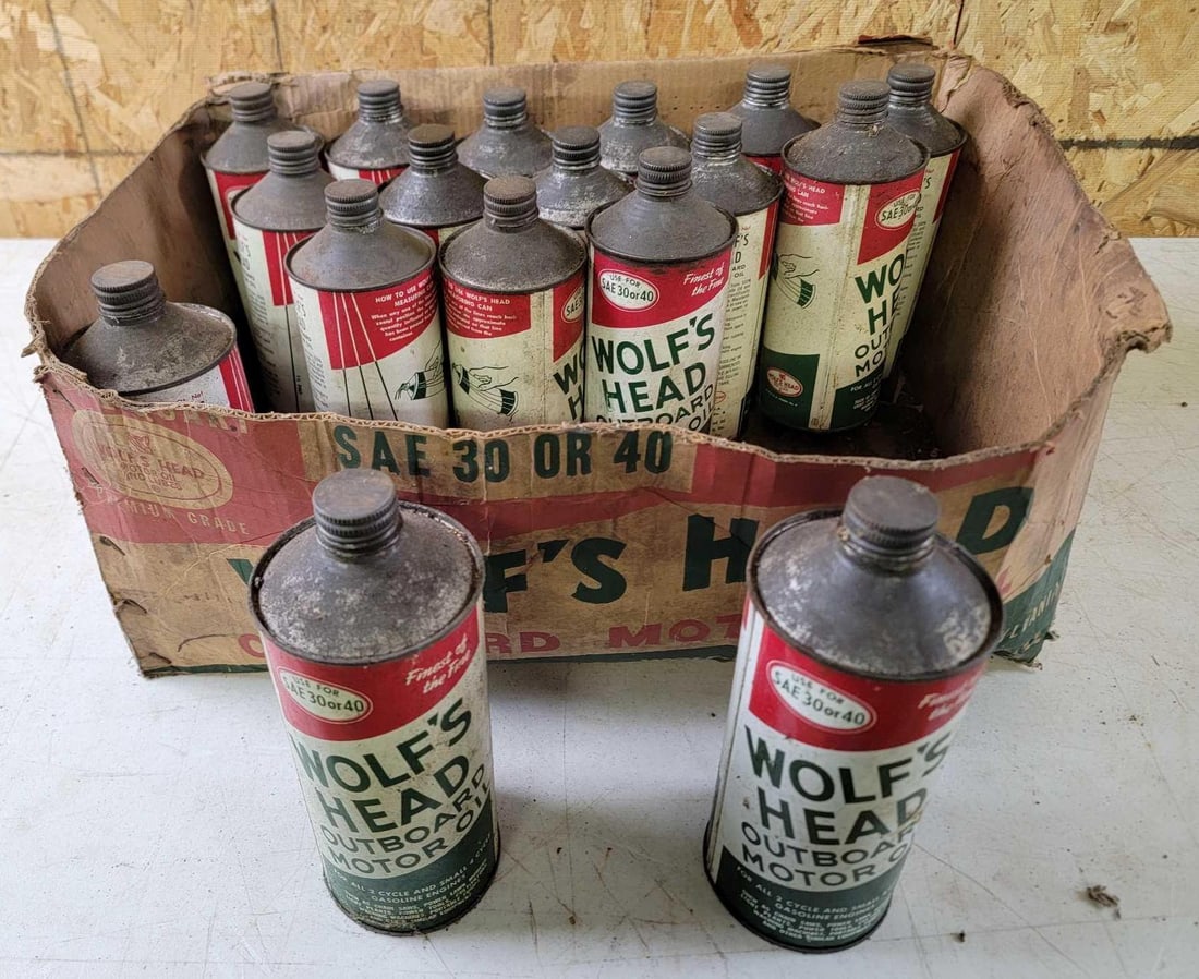 17-Wolf's Head Outboard Motor Oil One Quart Round Metal Cans & Box (1 of 2)