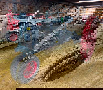 IH Farmall F-14: Rear Steel, Factory Round Spokes w/ New Rubber, engine stuck, S/N - 113818. This Lot must be picked up in Tidioute, PA on September 18 - 22.
