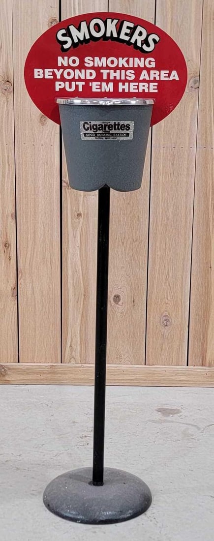 Smokers "No Smoking Beyond This Area" Metal Sign & Pole (1 of 5)